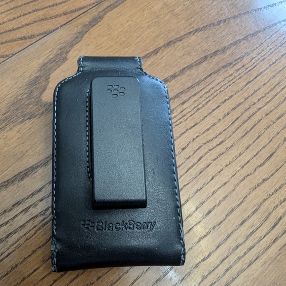 Leather Phone Case, Holster for BlackBerry phone. Clip works. - Picture 2 of 5